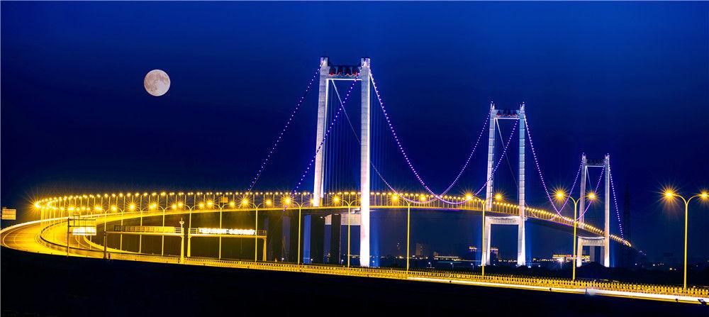 位于江苏省的泰州市高港区和扬中市之间,东距江阴长江公路大桥57公里