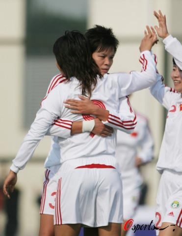图文-[热身]中国女足2-1韩国 韩端进球与队友拥抱