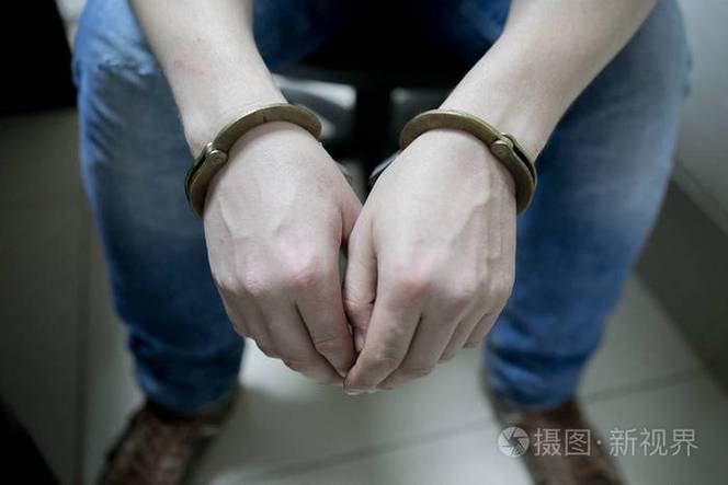 囚犯或被捕的恐怖分子戴上手铐.照片-正版商用图片170h99-摄图新式珑