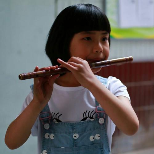 这个小女孩笛子吹得极棒,写完作业练习练习…听说要去北京演出,加油哦