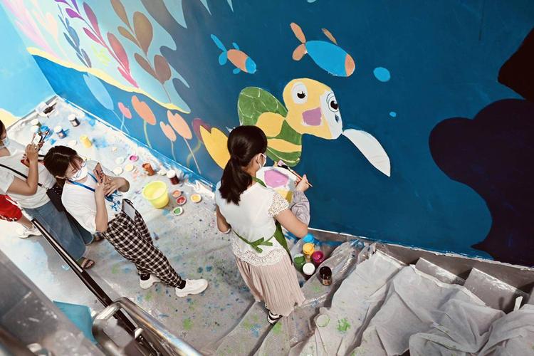 百名孩子共同涂鸦,2000平方米雪白墙面变七彩童话世界