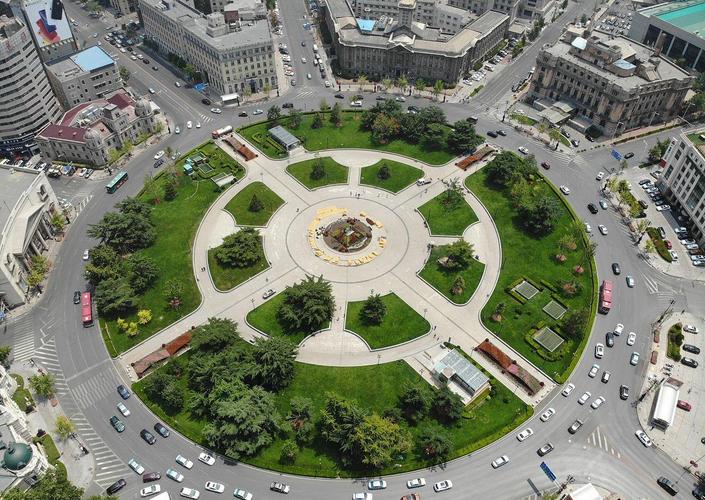 这个广场是东北最大的圆形广场,已有120年历史,大连近代史缩影