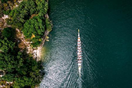 排划桨竞赛龙舟在湖面上的俯视图图片