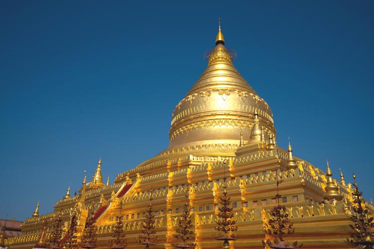 回酒店早餐后,参观蒲甘王朝时期建造的瑞喜宫塔,它是缅甸宗教建筑