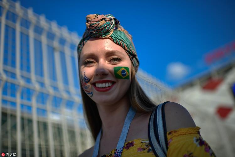 2018世界杯小组赛e组,塞尔维亚vs巴西赛前,球迷涂抹脸部彩绘
