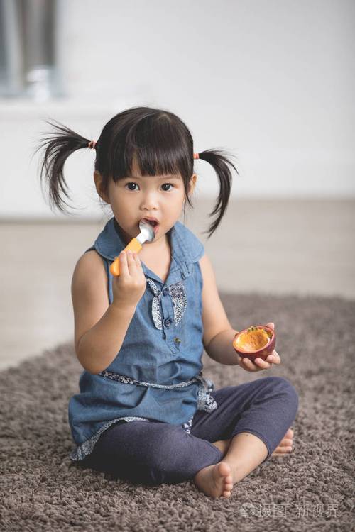 亚洲的可爱的小女孩喜欢吃水果