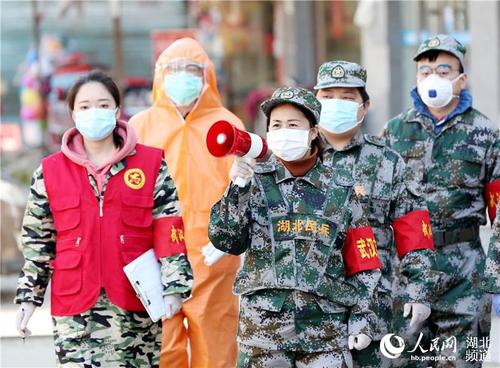 武汉市江岸区民兵队员进行宣传防疫(湖北省军区供图)