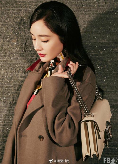 杨幂时尚街拍来袭,她身着棕色大衣搭配链条包干练有型