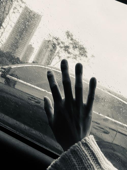 一个人的旅行,雨天出发总有一些伤感.