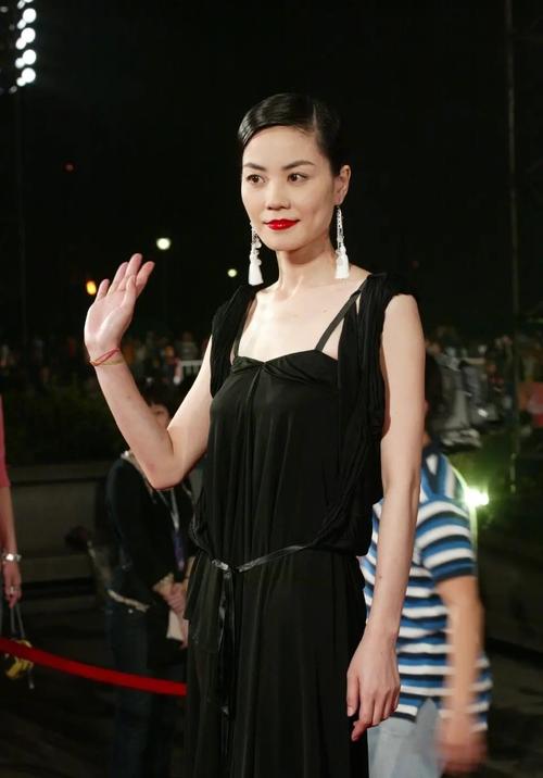王菲出席第15届金曲奖并获得最佳国语女演唱人_高清图集_新浪网