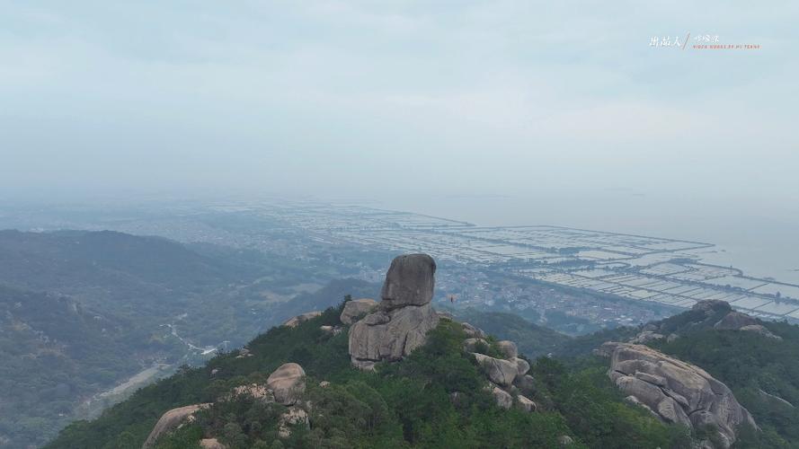 海月岩,位于漳浦沙西涂楼村北侧,梁山东麓,距县城40多公里.