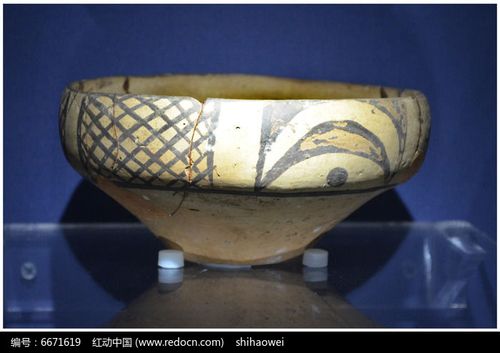 河南郑州大河村遗址博物馆的白衣彩陶钵