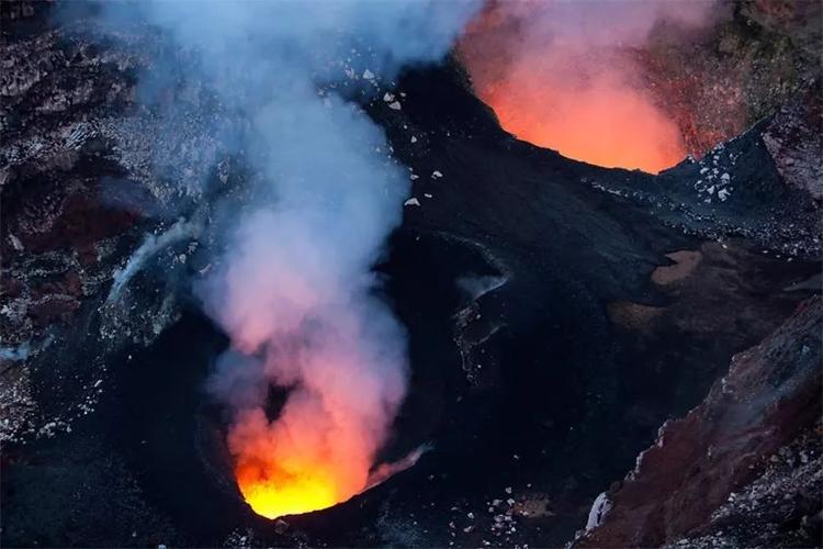 女摄影师深入火山内部600米记录震撼人心的极端环境