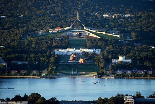 澳大利亚堪培拉议会大厦之上漂浮天空之鲸