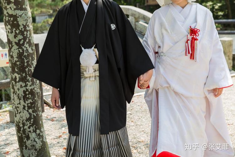 其实新娘穿的这一身是日本传统和服中规格最高的,名叫白无垢(shiro