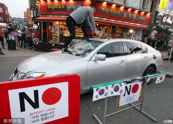 抗议日本出口管制 韩民众怒砸日系车