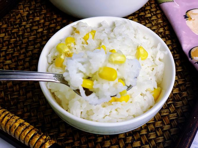 米饭都不剩,因为这锅米饭不是普通的白米饭,而是加了玉米粒的白米饭