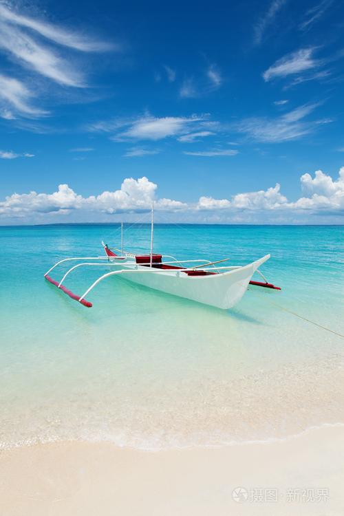 热带海滩上的白色小船