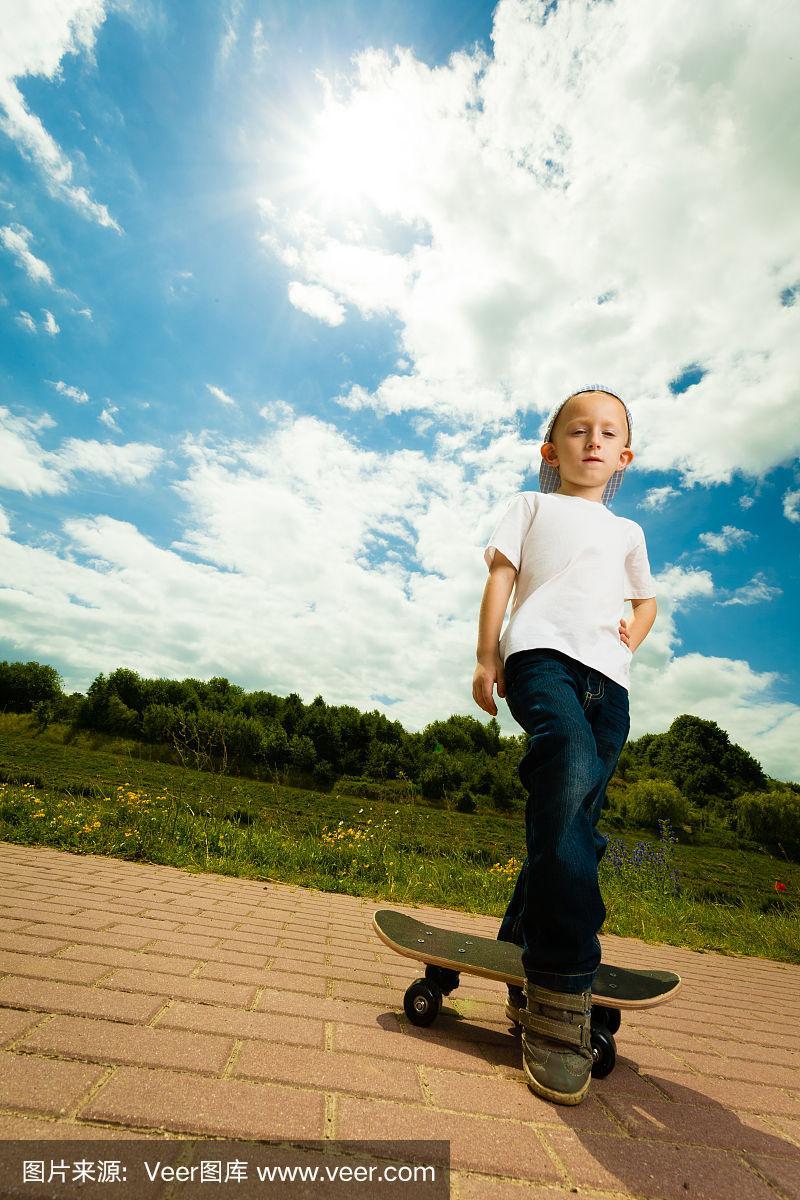 滑板男孩和他的滑板.户外活动.