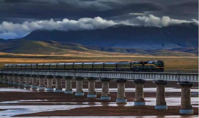 世界海拔最高的铁路——青藏铁路——全线正式通车,通车仪式在青海