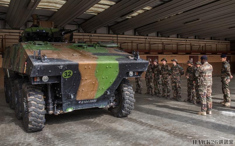 法国第35步兵团训练预备役士兵操作vbci步兵战车安全放在首位