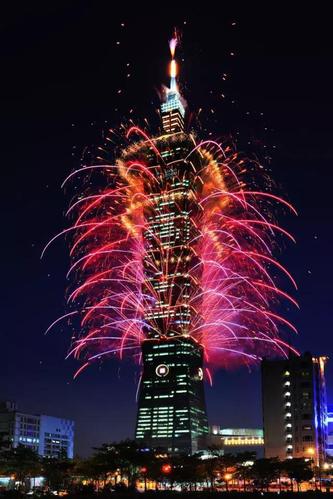 从2004年至今,每年元旦,台北101大楼都会上演无比绚烂的跨年烟花表演