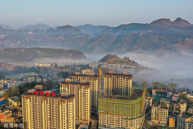 2022年3月15日,贵州省毕节市纳雍县城区出现云海景观.