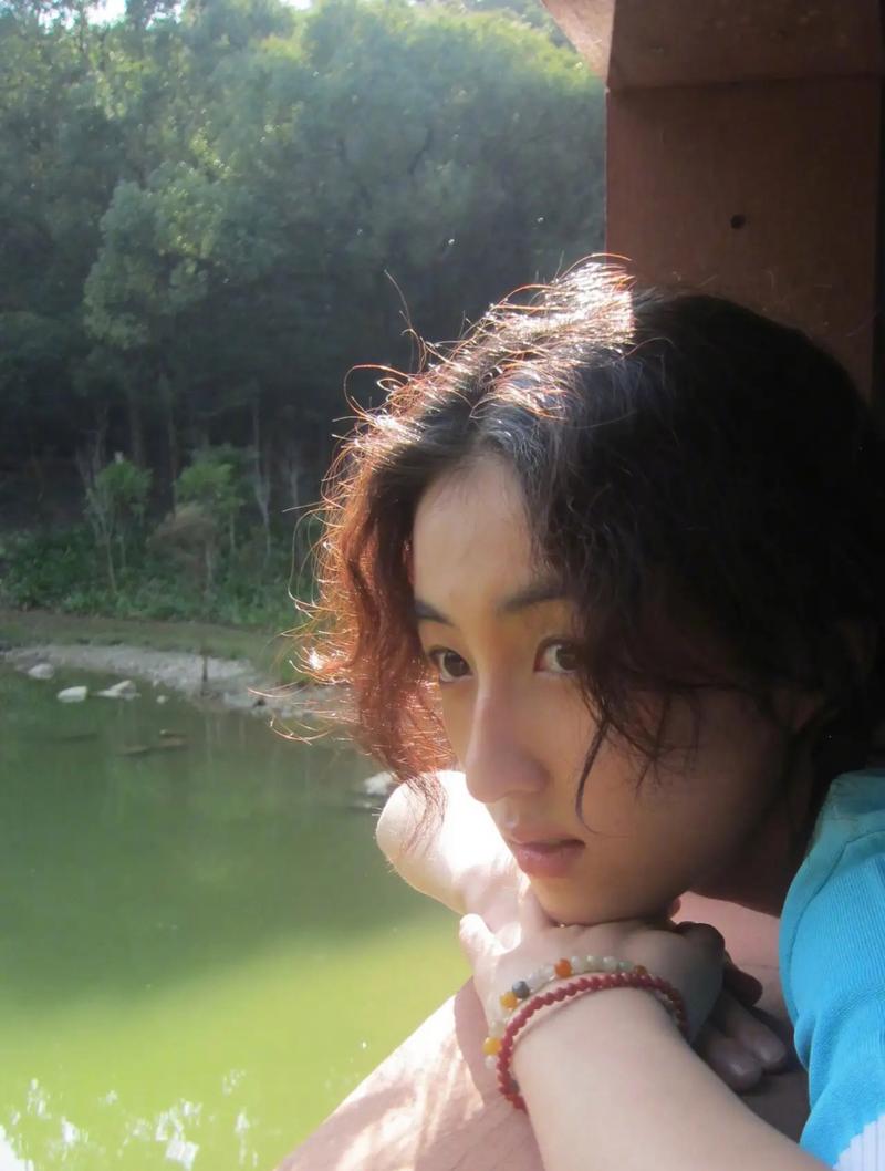 张子枫,2001年8月27日出生于河南省三门峡市,北京电影学院在读.