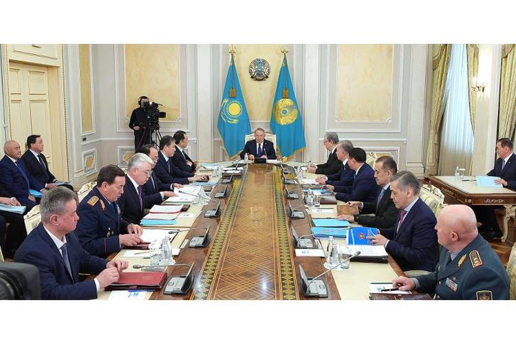 纳扎尔巴耶夫总统主持召开安全会议例行会议