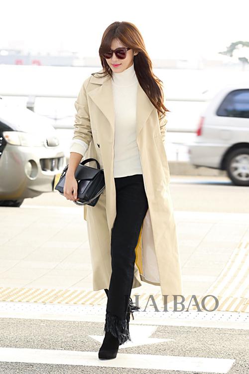 最新韩国女明星街拍:长大衣裹上身出街凹造型