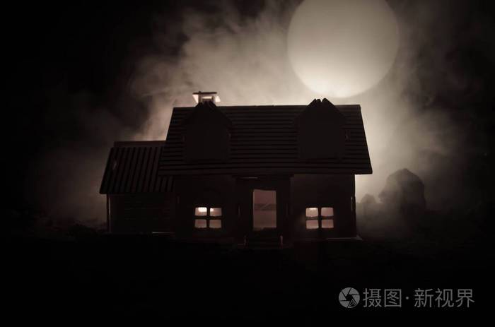 与一只鬼在月夜或雾,老神秘别墅与超现实主义大满月遗弃鬼恐怖屋的老