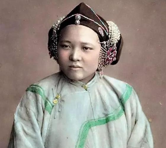 清朝时期的女子容貌,图8是大户人家的6位小妾