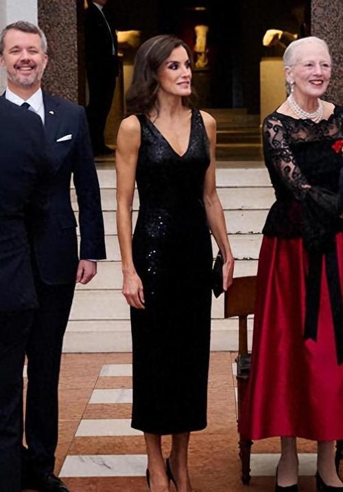 西班牙王后穿黑色亮片裙出席晚宴!把人美到,丹麦王妃被称更温柔