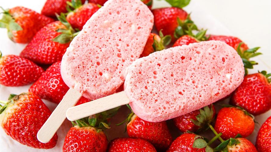 粉红色的冰淇淋,新鲜的草莓 壁纸