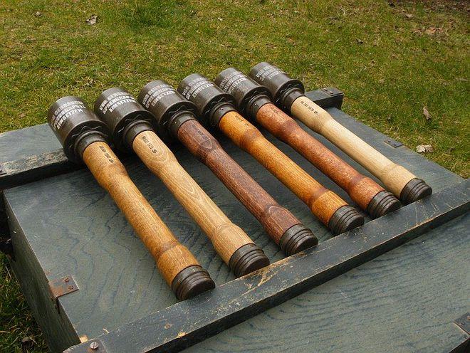 德国m24型木柄手榴弹全长365毫米,装药179克,全重595克.