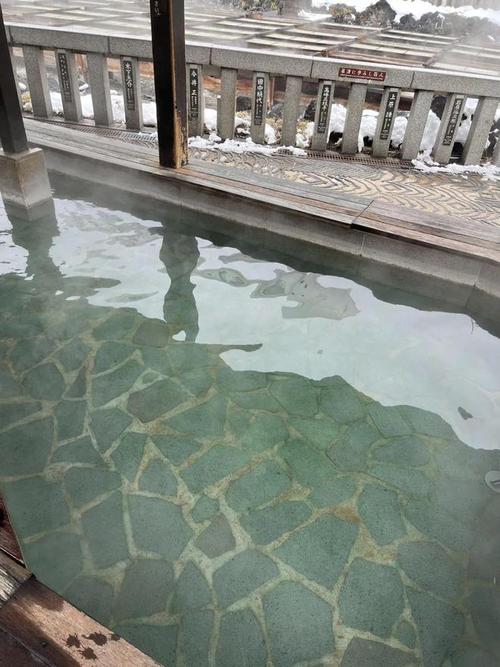 二美在日本草津的大雪中露天泡温泉