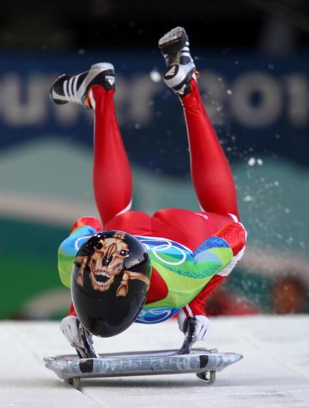 图文女子俯式冰橇19日赛况选手一跃爬上冰橇