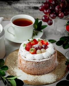 草莓白葡萄和红葡萄的水果蛋糕照片