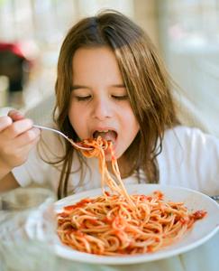 小孩吃意大利面小孩吃意大利面照片