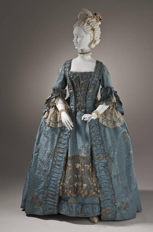 法式女袍/法国罗布(robe à la fran04aise ; robe=长袍.
