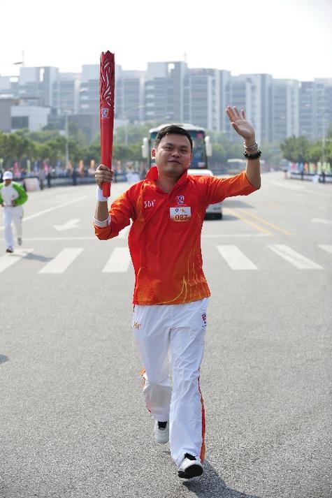 当日,2010广州亚残运会圣火从广州科学城绿轴广场出发,由100名火炬手