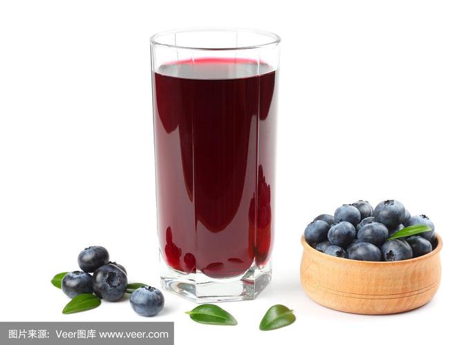 一杯蓝莓汁孤立在白色背景.