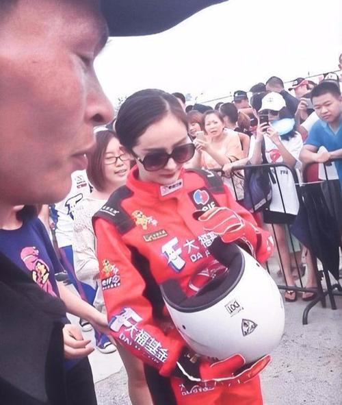 赛车手杨幂,穿着一身赛车服挑战开赛车,她第一次紧张成这样