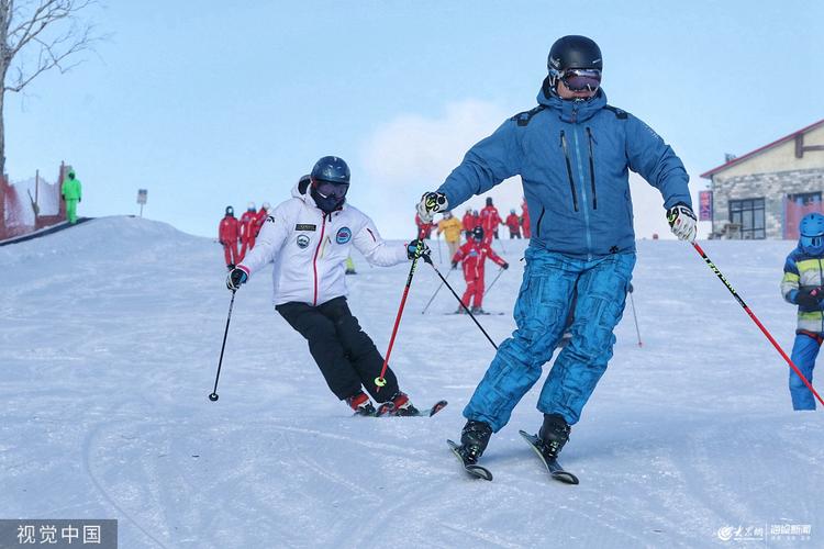 哈尔滨:雪季开始 亚布力滑雪场迎客来