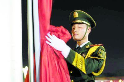 今天凌晨4时,国旗护卫队升旗手杨博就起床了.