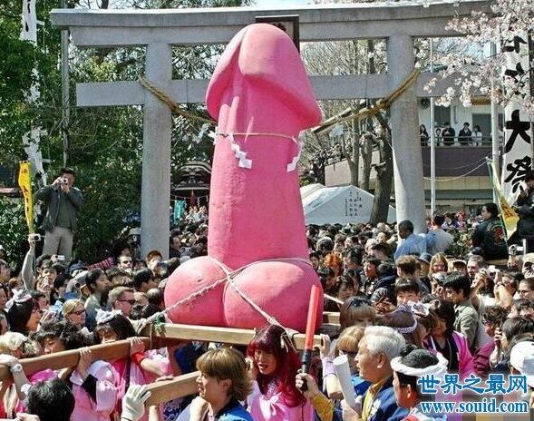 日本男根节令人羞羞的节日 美女大街上当众跪舔阴茎