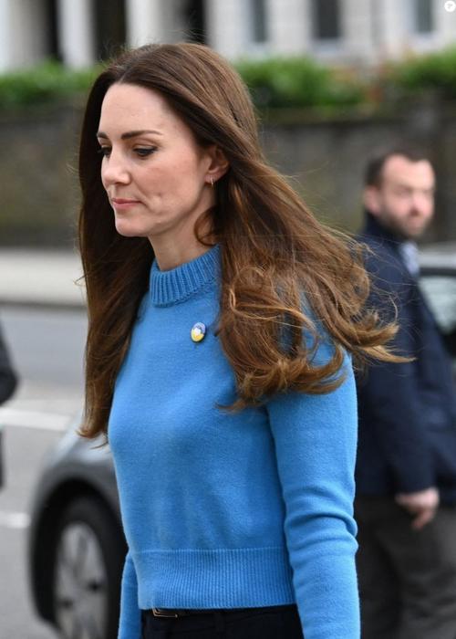 凯特王妃挺适合穿蓝色衣服,但比较之下大衣造型更时髦,显高级感_腾讯
