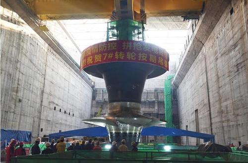 大藤峡工程水轮发电机组转轮如期吊装成功