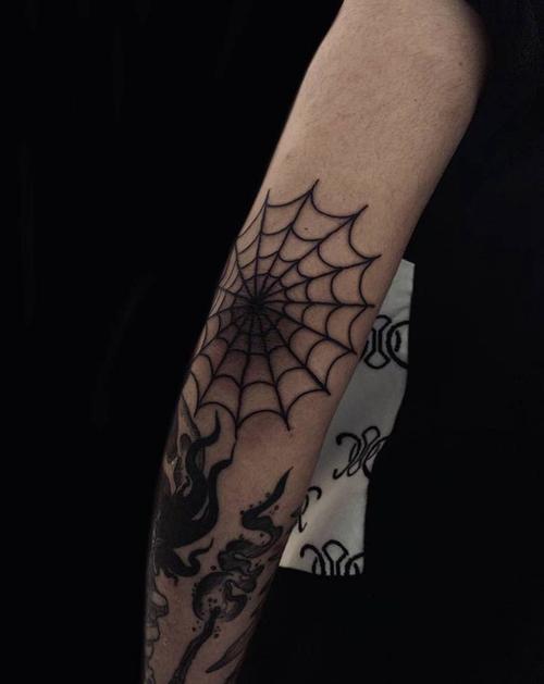 蜘蛛网纹身图片_手臂纹身图案