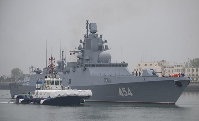 泰国"纳黎萱"号护卫舰(舷号421)抵达港口.